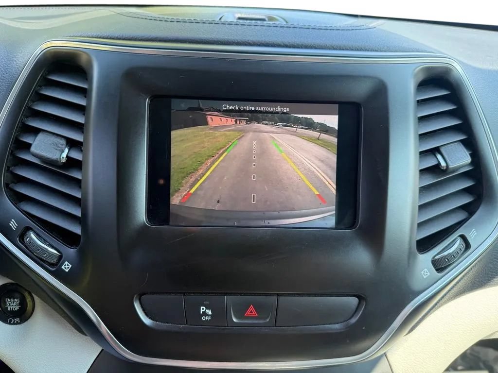 Used 2020 Jeep Cherokee Latitude Plus AWD/4WD image 22