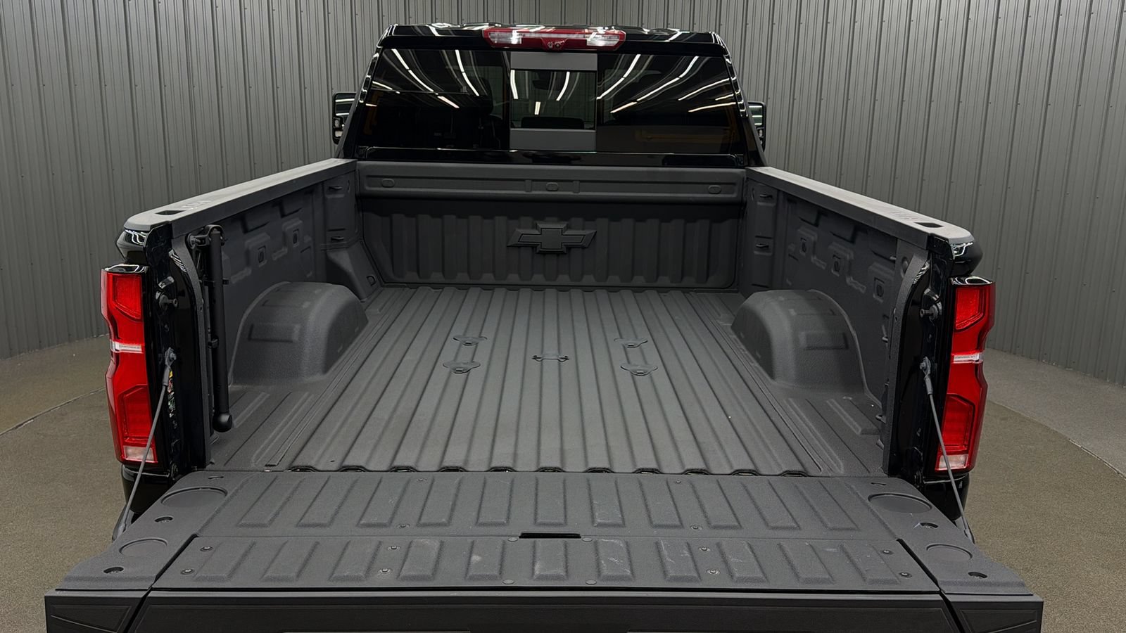 Used 2025 Chevrolet Silverado 2500 High Country w/ Midnight Edition AWD/4WD image 17