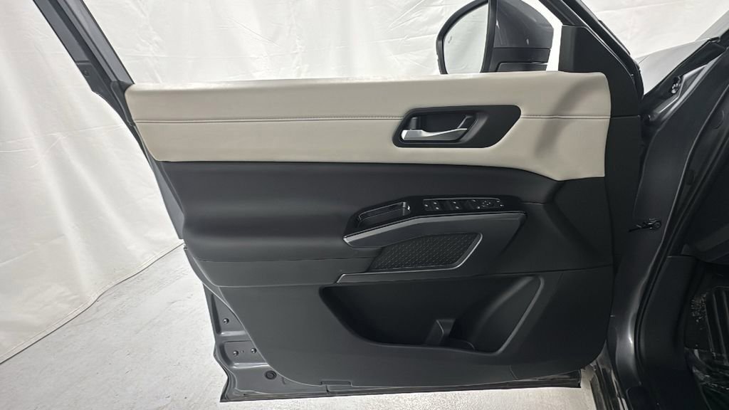 Used 2025 Nissan Pathfinder SL image 21