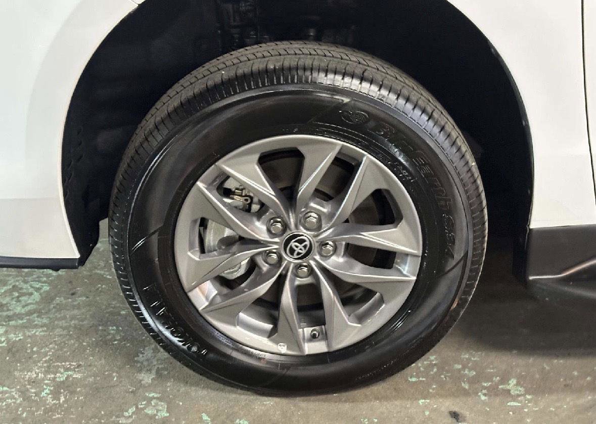 Used 2025 Toyota Sienna LE image 9