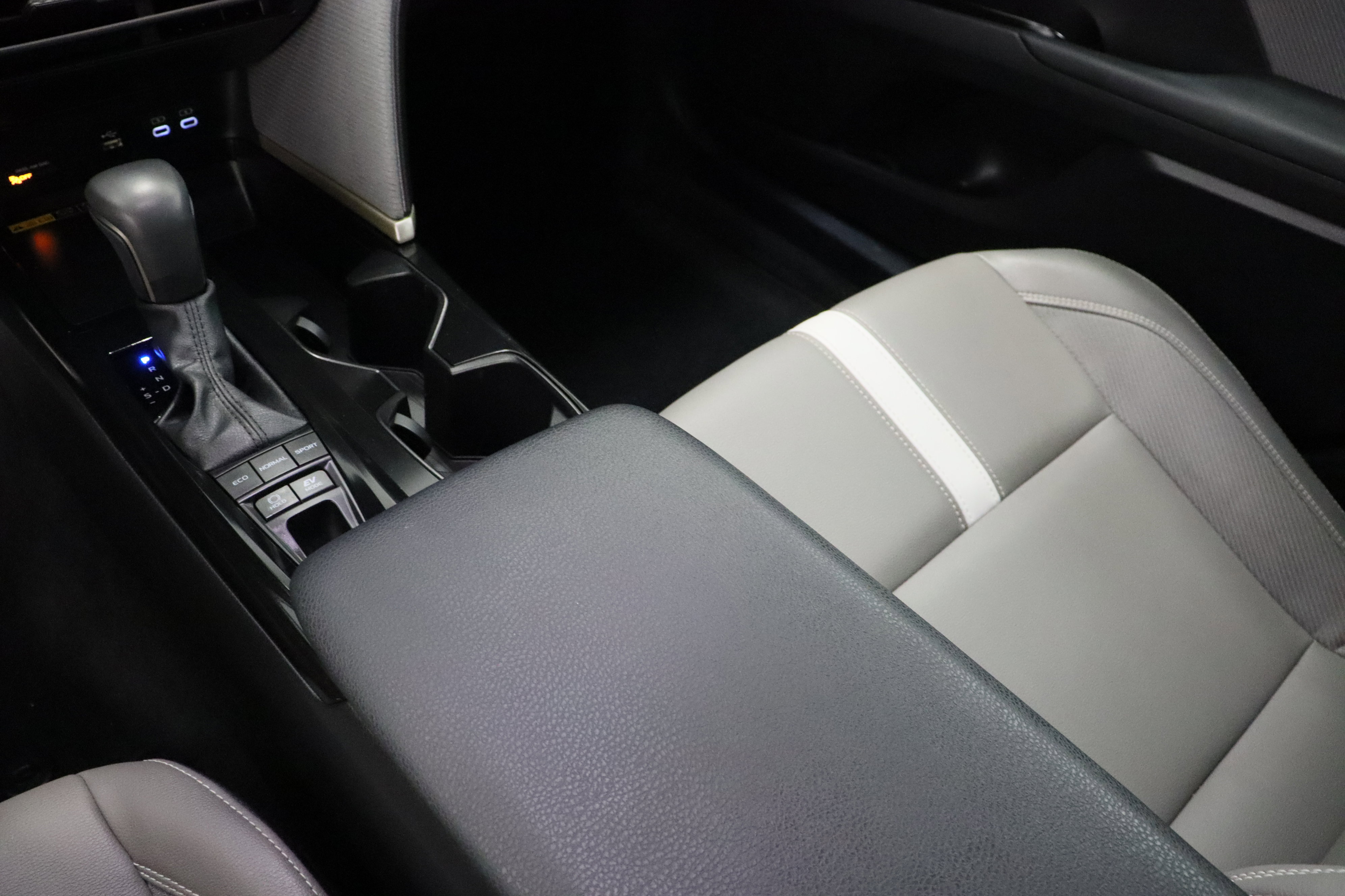 Used 2025 Toyota Camry SE w/ Convenience Package FWD image 17