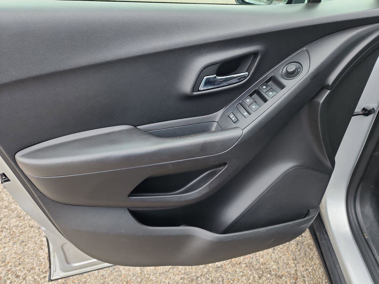 Used 2019 Chevrolet Trax LT w/ LT Convenience Package image 5