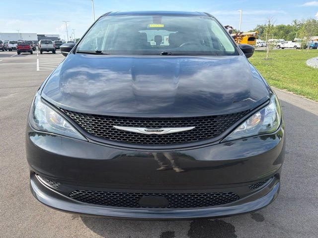 Used 2022 Chrysler Voyager LX FWD image 3