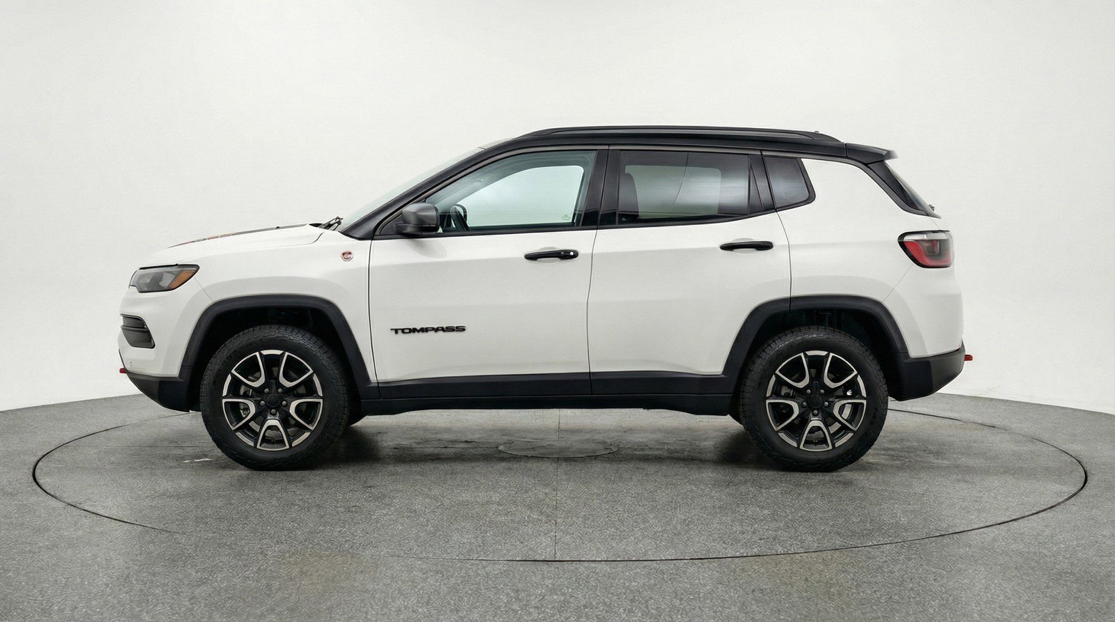 Used 2025 Jeep Compass Trailhawk image 5