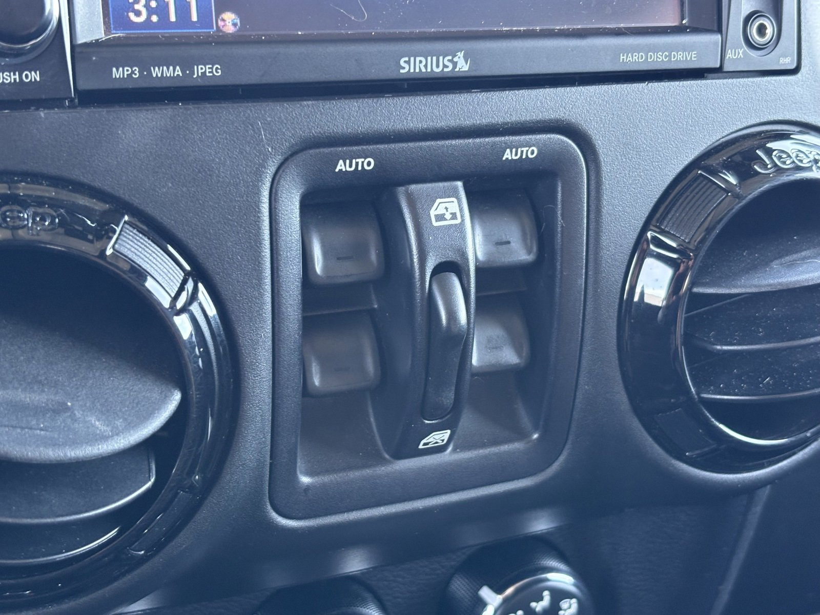 Used 2015 Jeep Wrangler Unlimited Sahara image 23