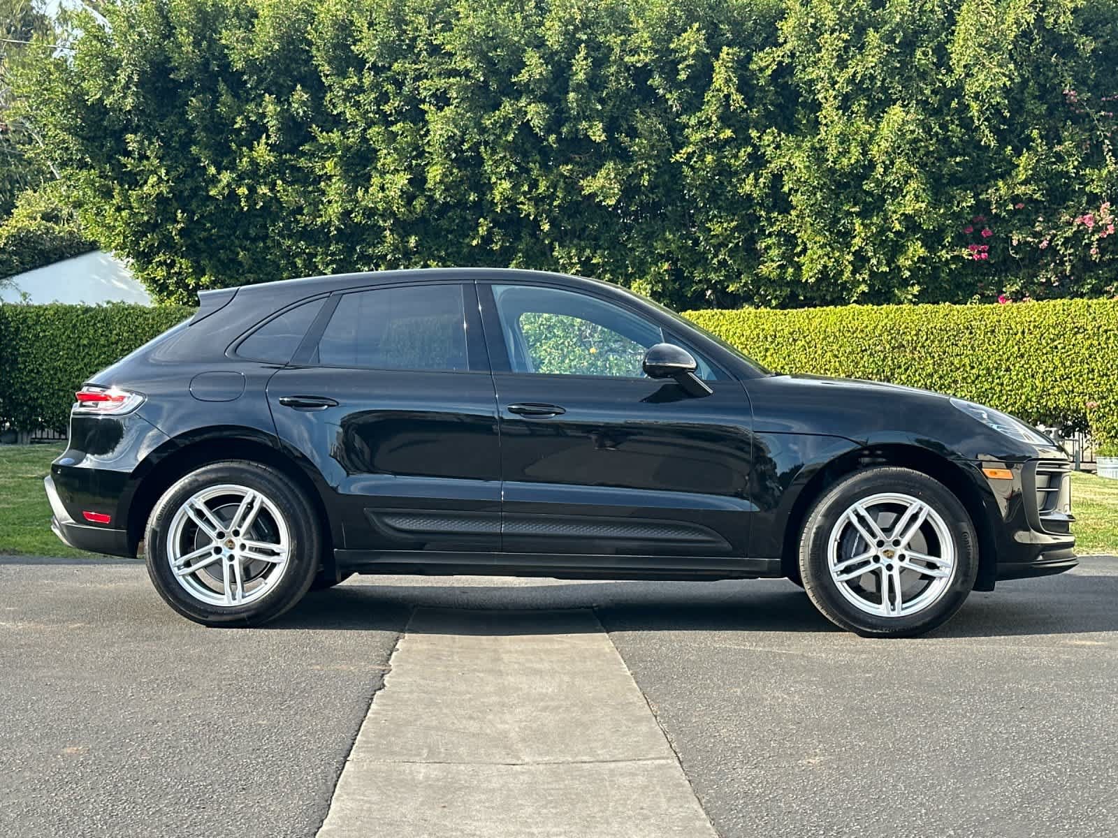 Certified 2025 Porsche Macan AWD/4WD image 9
