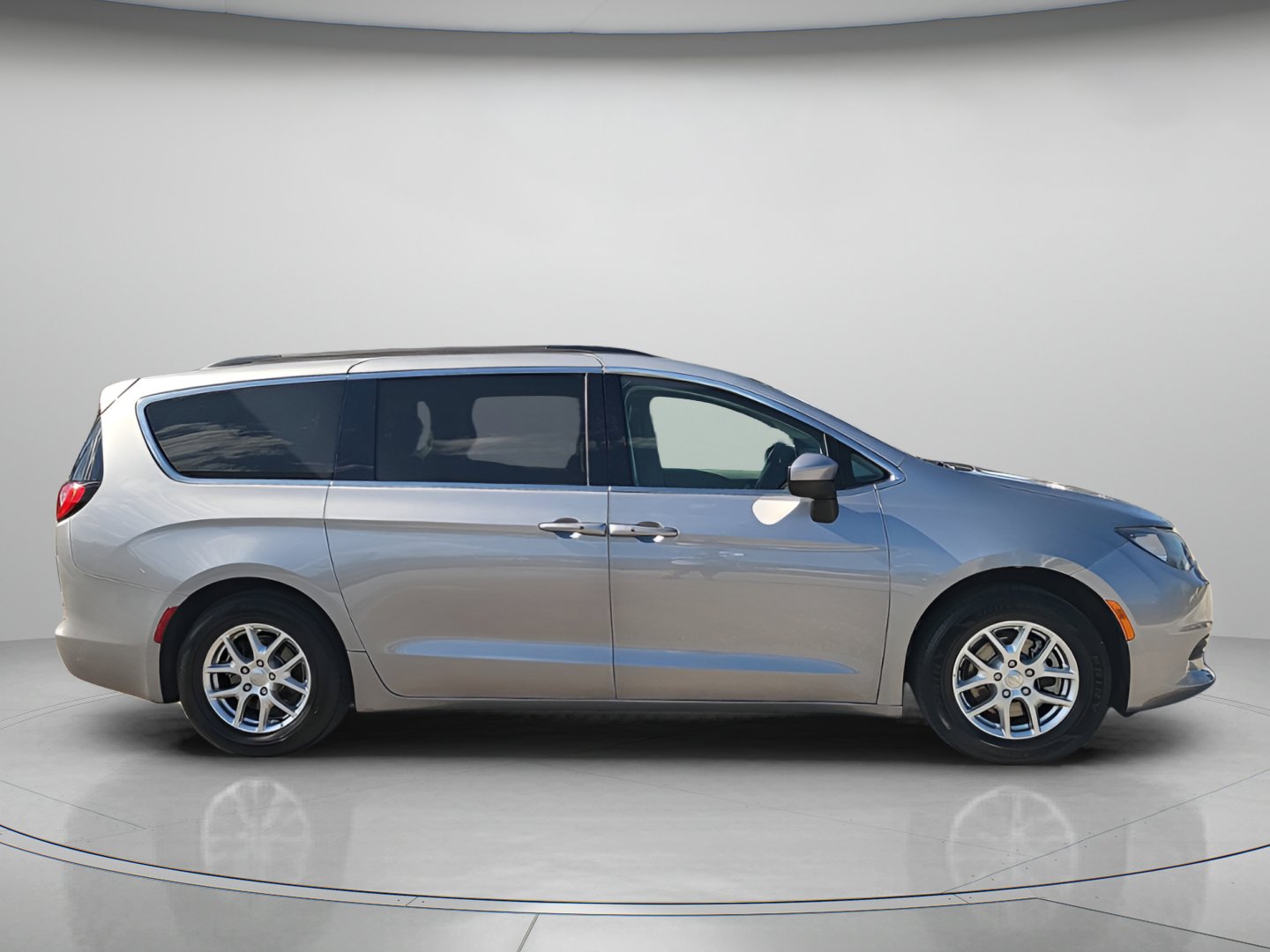 Used 2020 Chrysler Voyager Lxi image 3