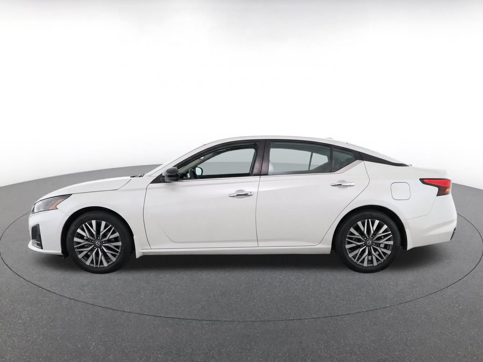 Used 2025 Nissan Altima 2.5 SV FWD image 4