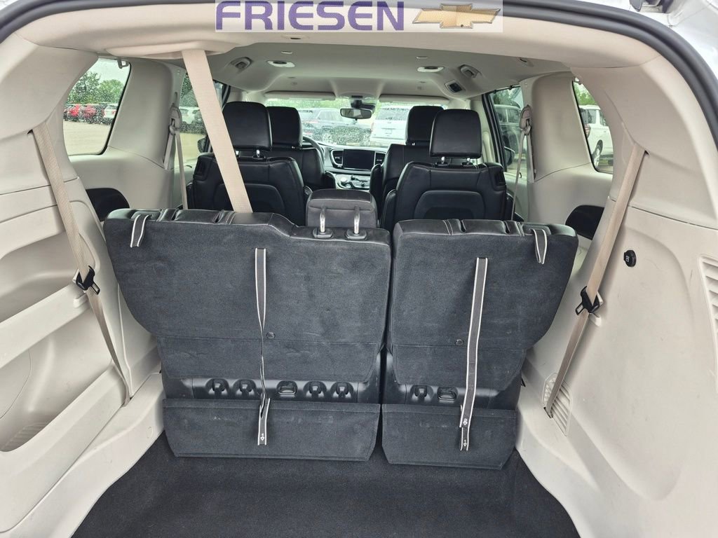 Used 2023 Chrysler Pacifica Touring-L image 5