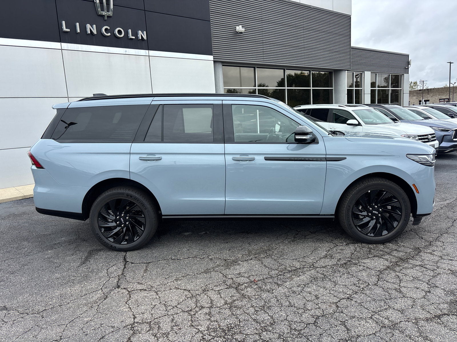 New 2026 Lincoln Navigator Reserve w/ Jet Appearance Package AWD/4WD image 8