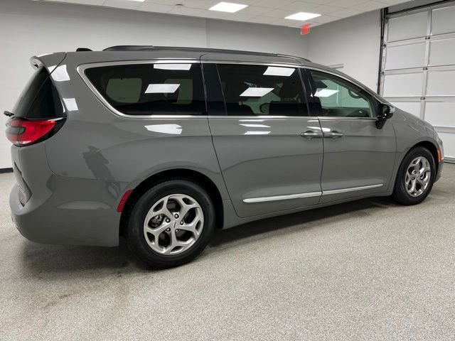 Used 2023 Chrysler Pacifica Limited FWD image 11