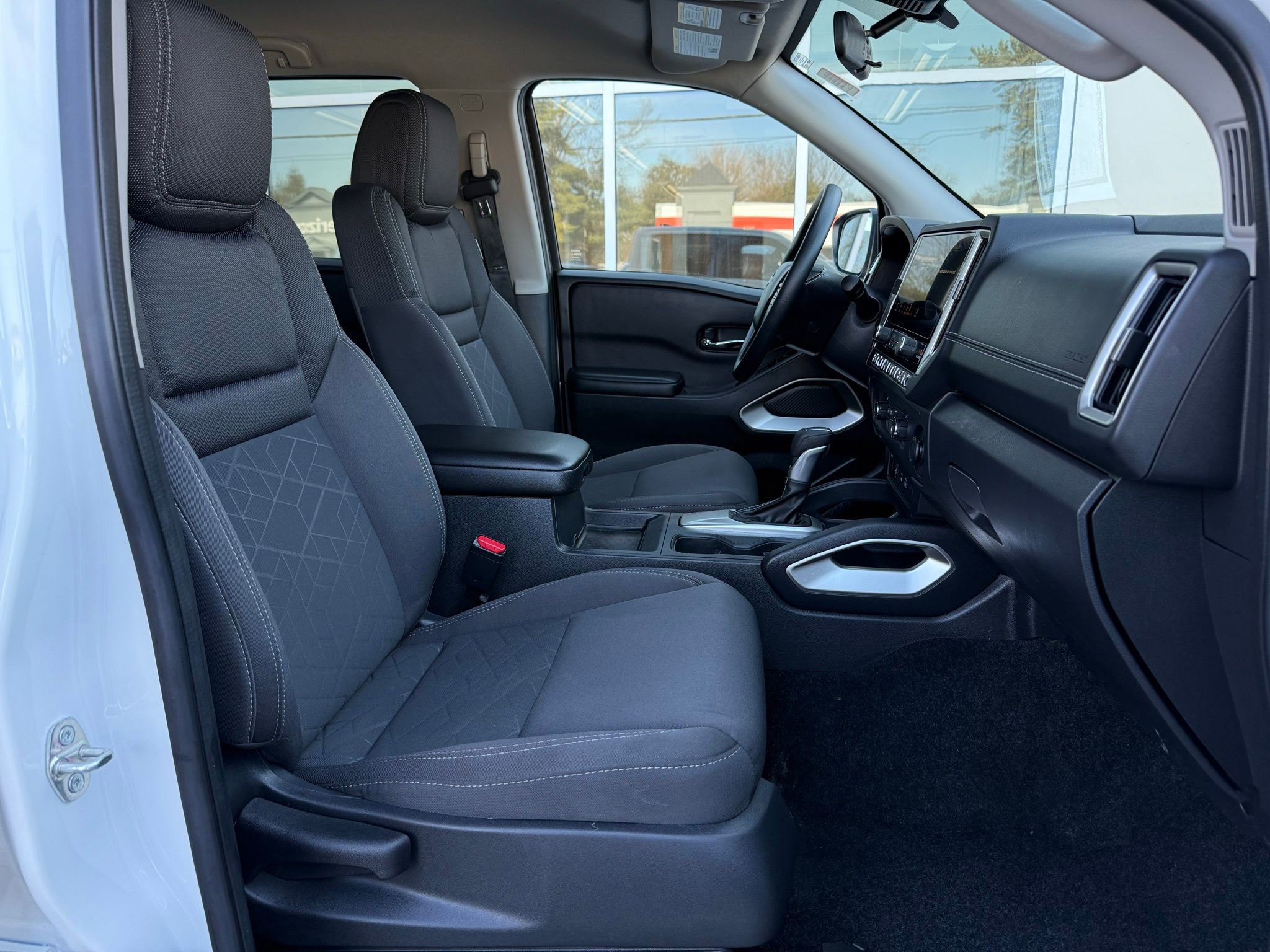 Used 2025 Nissan Frontier SV image 14