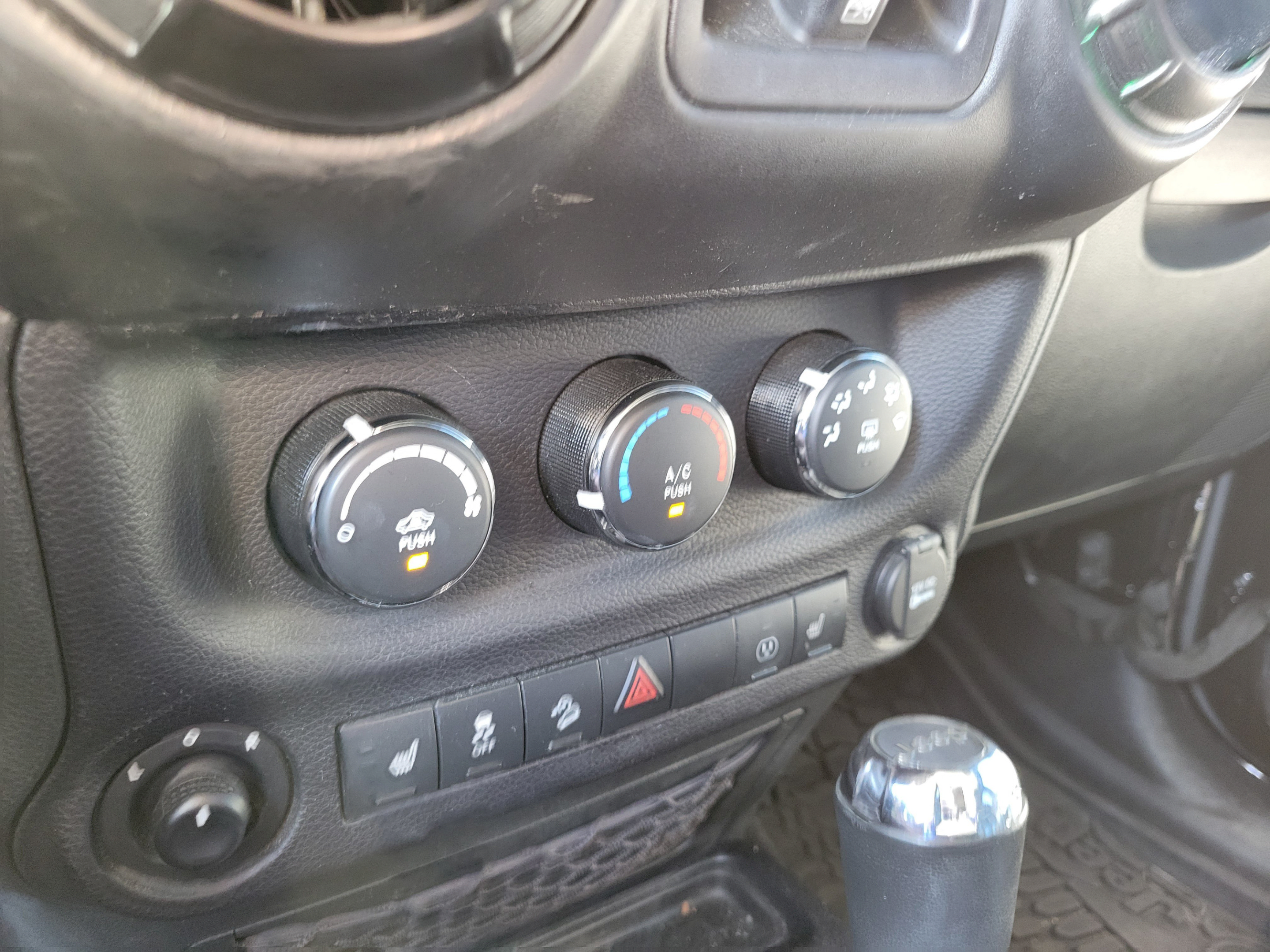 Used 2016 Jeep Wrangler Unlimited Rubicon w/ Connectivity Group AWD/4WD image 17