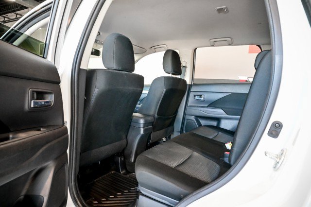 Used 2014 Mitsubishi Outlander SE AWD/4WD image 18