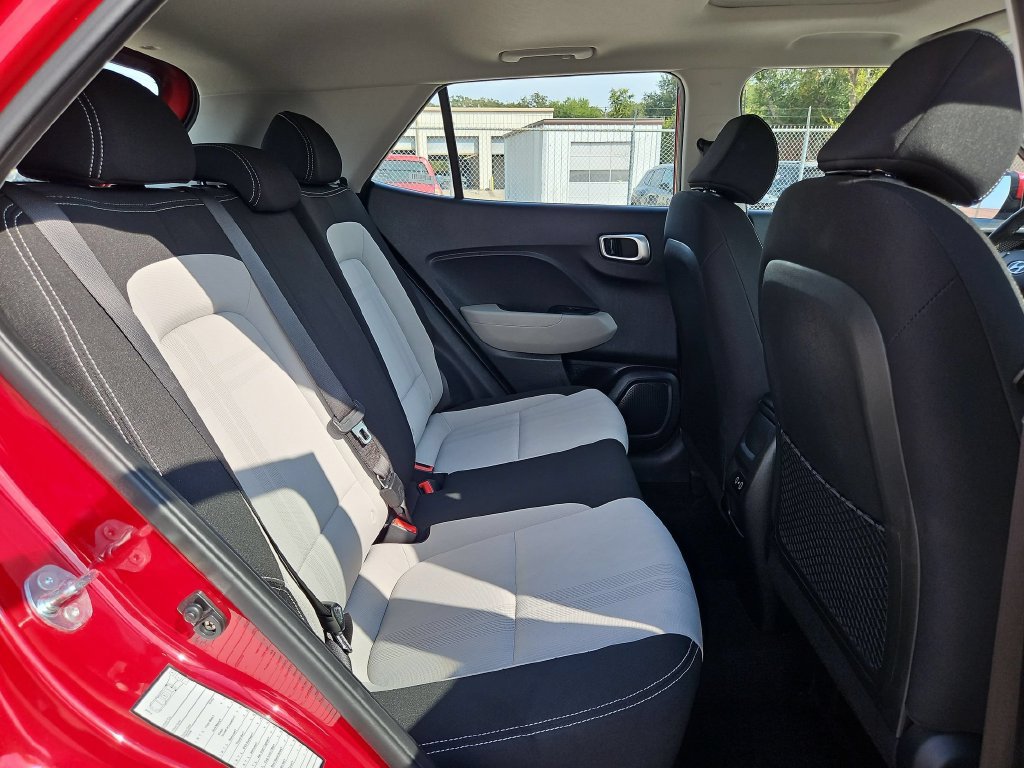 Used 2025 Hyundai Venue SEL FWD image 29