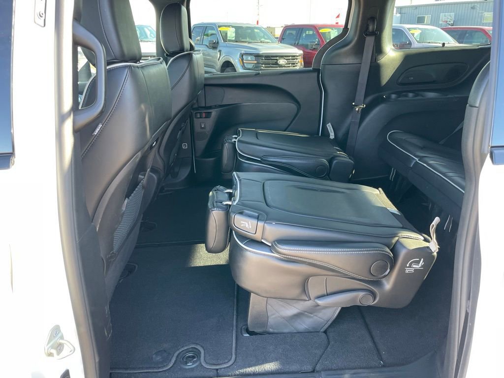 Used 2025 Chrysler Pacifica Limited image 54