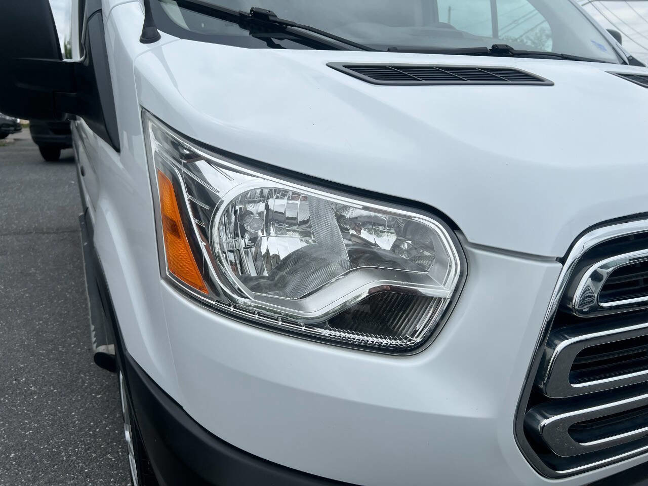 Used 2019 Ford Transit 250 130 Low Roof w/ Exterior Upgrade Package RWD image 32