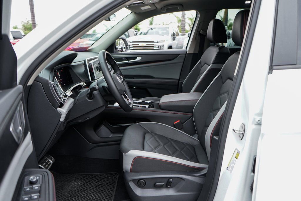 Used 2025 Volkswagen Atlas Peak Edition SE image 18