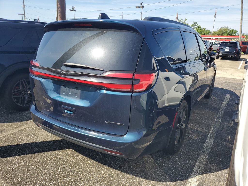 Used 2025 Chrysler Pacifica Limited FWD image 4