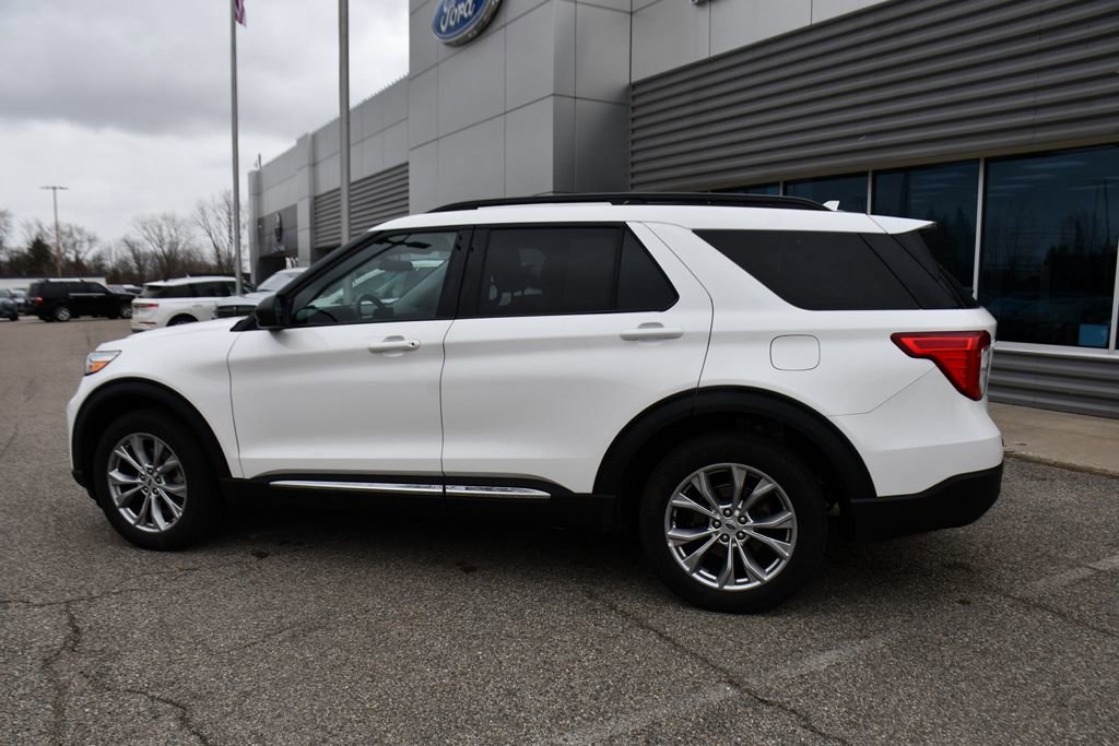 Used 2023 Ford Explorer XLT w/ Equipment Group 202A image 3