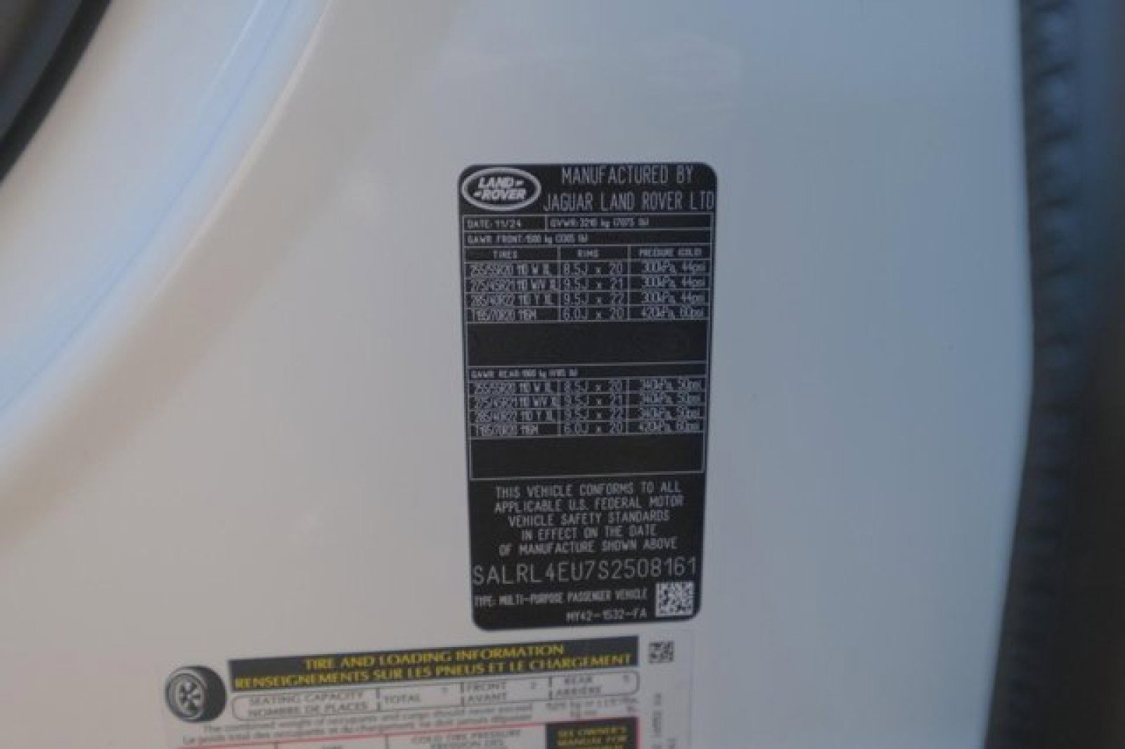 New 2025 Land Rover Discovery Dynamic SE image 30