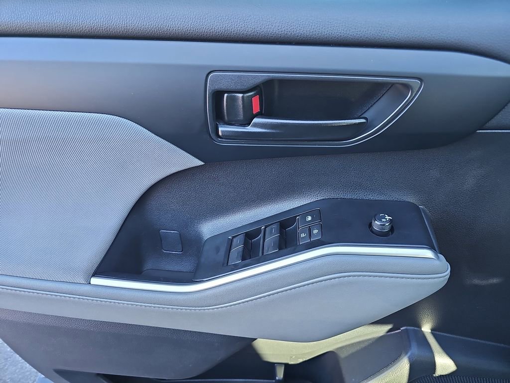 Used 2023 Toyota Highlander L image 34