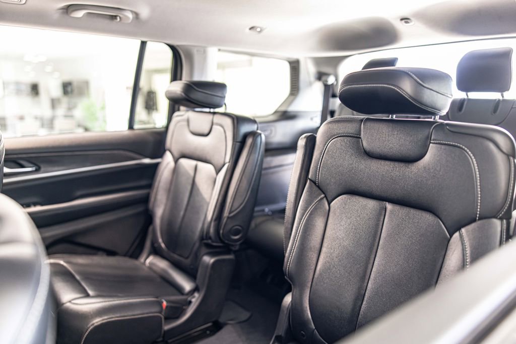 Used 2023 Jeep Grand Cherokee L Limited w/ Black Appearance Package image 33