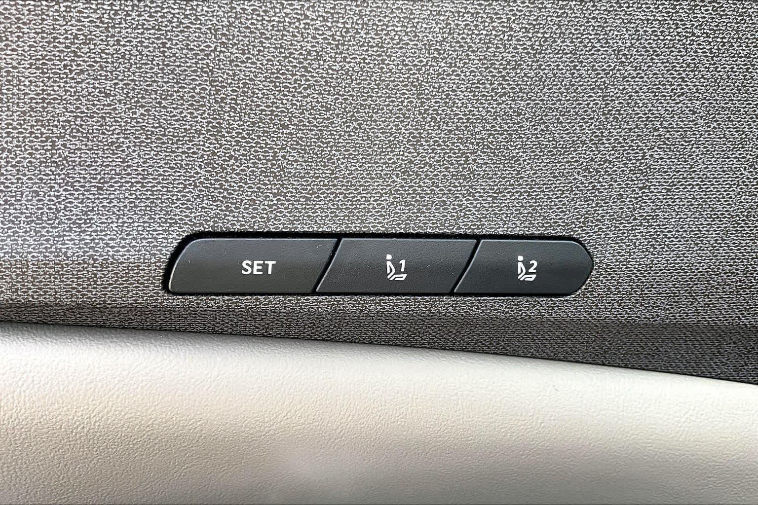 Used 2026 Kia Carnival EX FWD image 32