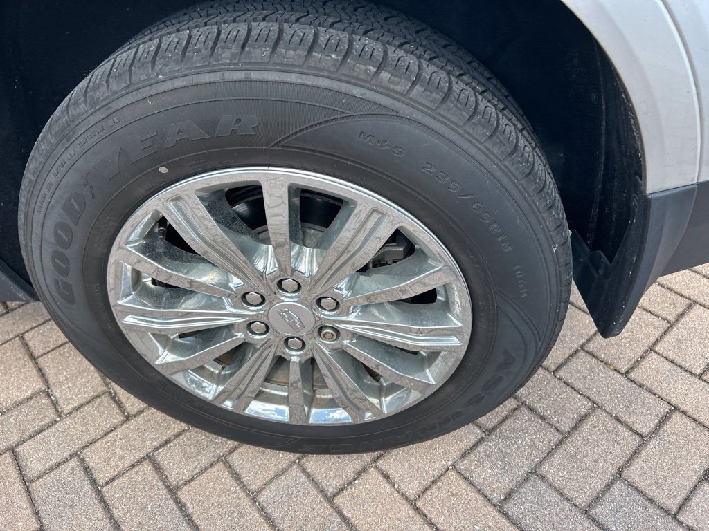 Used 2018 Cadillac XT5 FWD w/ LPO, Wheel Lock Package image 11