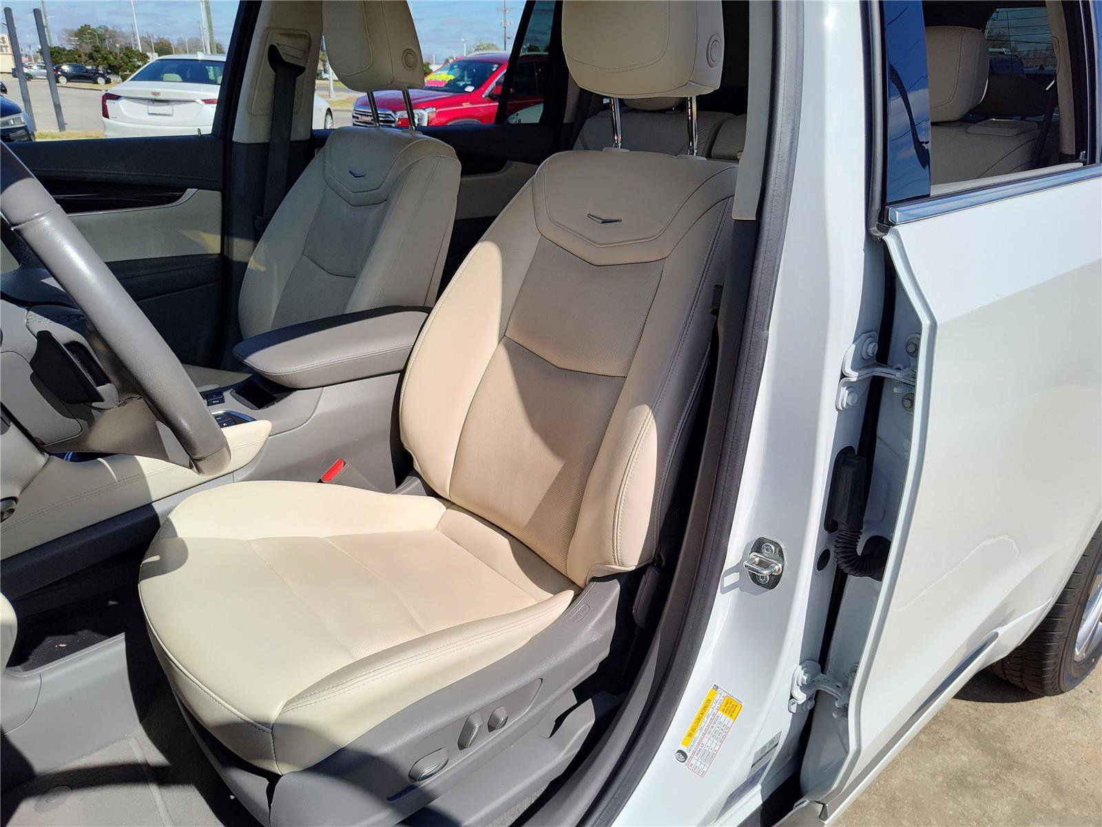 Used 2023 Cadillac XT6 Premium Luxury image 18