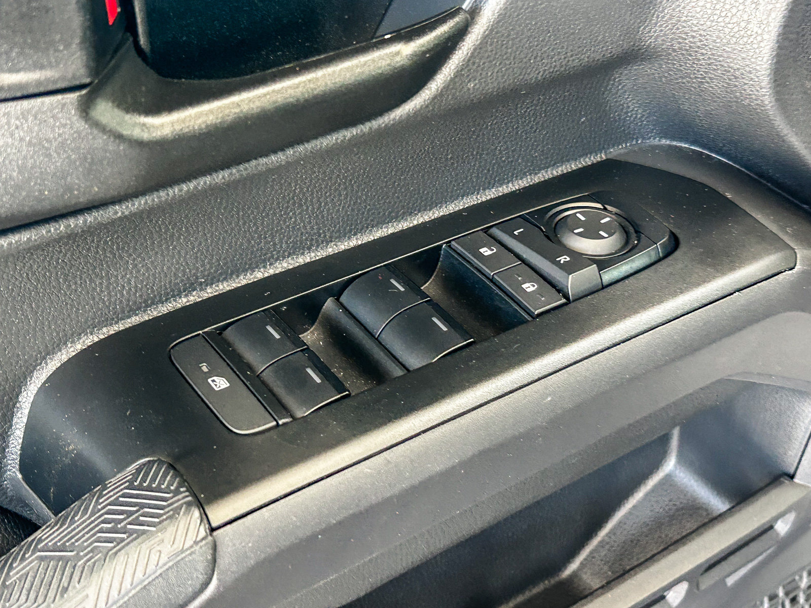 Used 2025 Toyota Tacoma SR5 AWD/4WD image 25