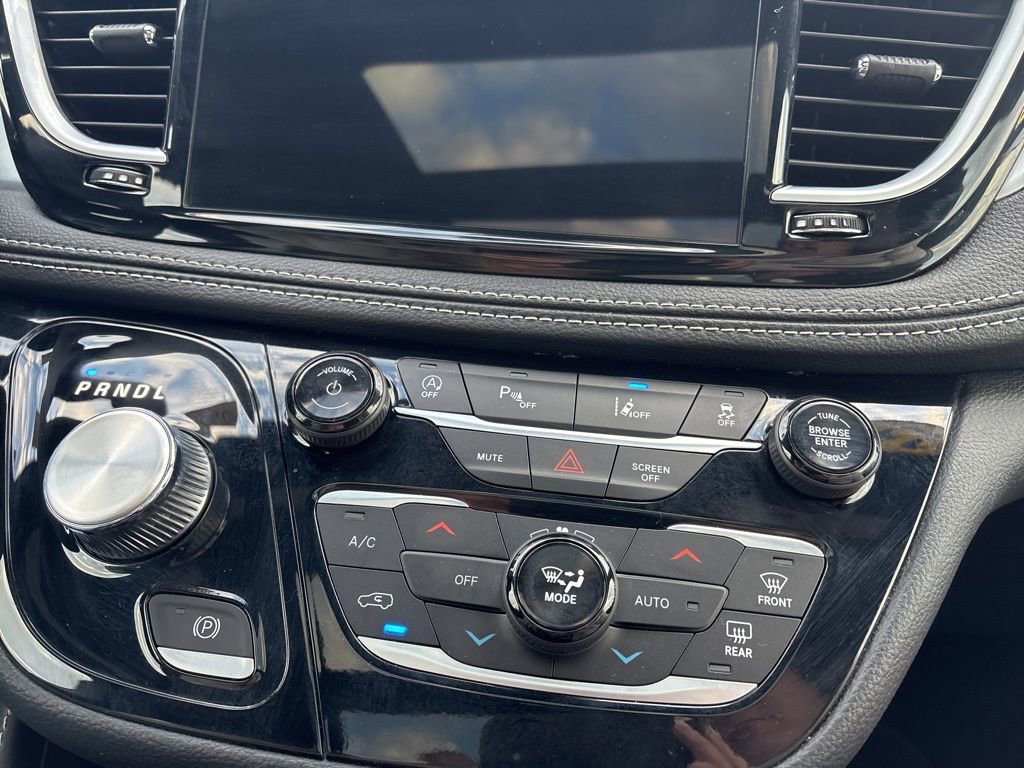 Used 2025 Chrysler Pacifica Limited image 50