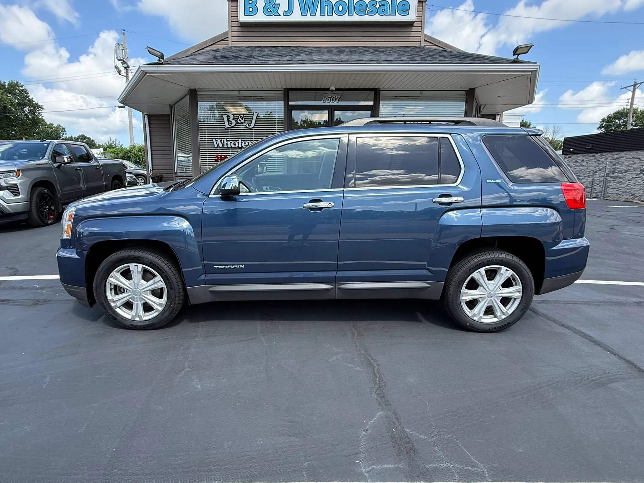 Used 2016 GMC Terrain SLE w/ Chrome Edition FWD image 2