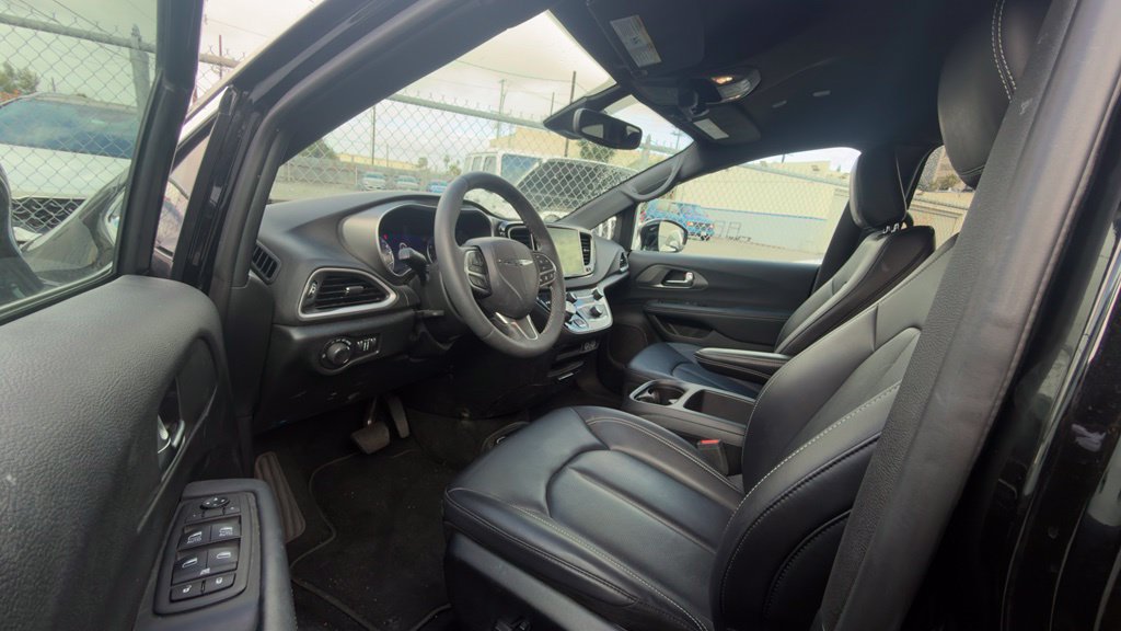 Certified 2025 Chrysler Voyager LX FWD image 3