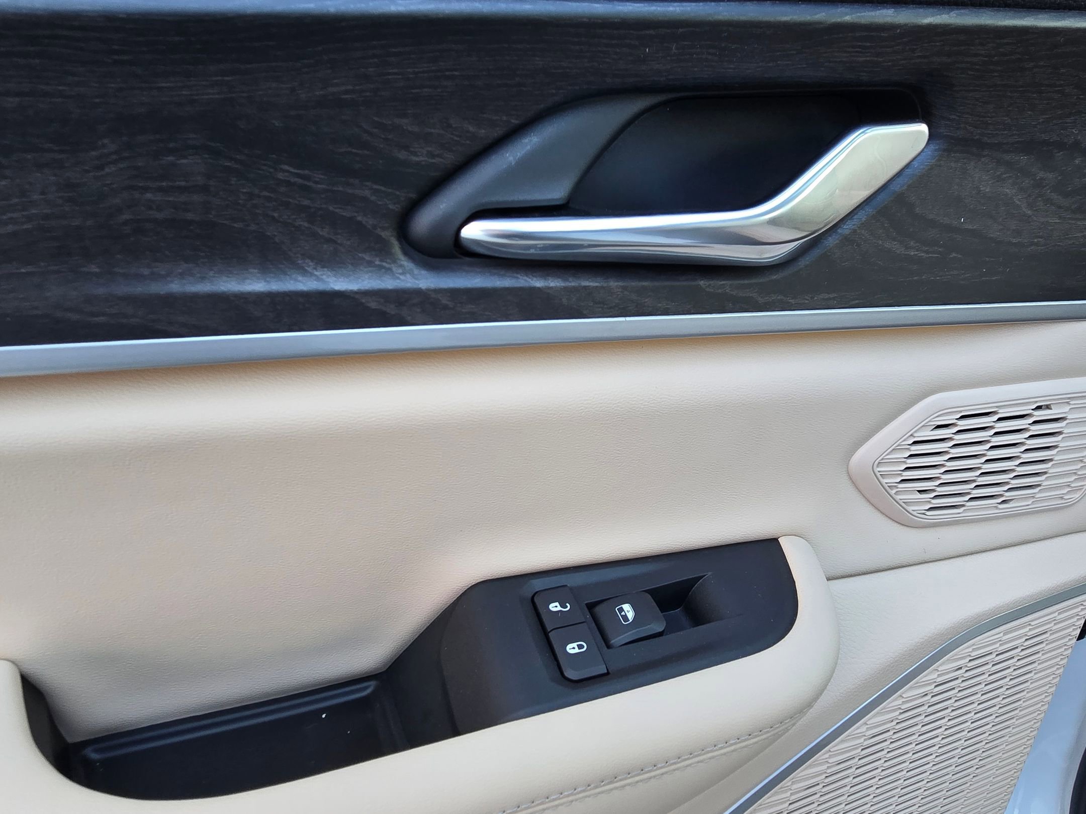 New 2025 Jeep Grand Cherokee L Limited w/ Luxury Tech Group II image 28