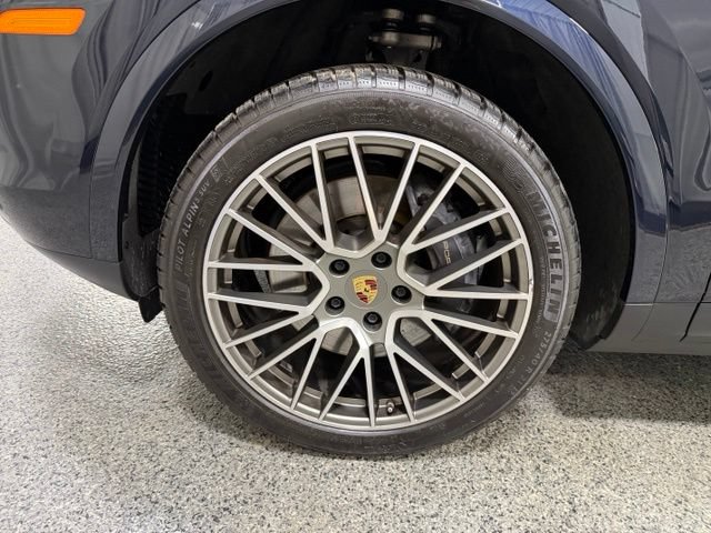 Used 2023 Porsche Cayenne Platinum Edition AWD/4WD image 32