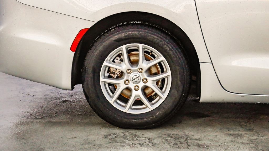 Certified 2024 Chrysler Pacifica Touring-L image 12