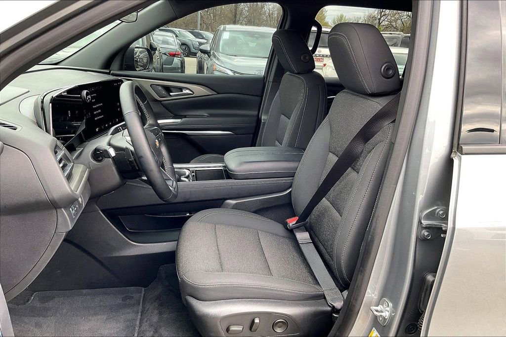 Used 2025 Chevrolet Traverse LT image 35