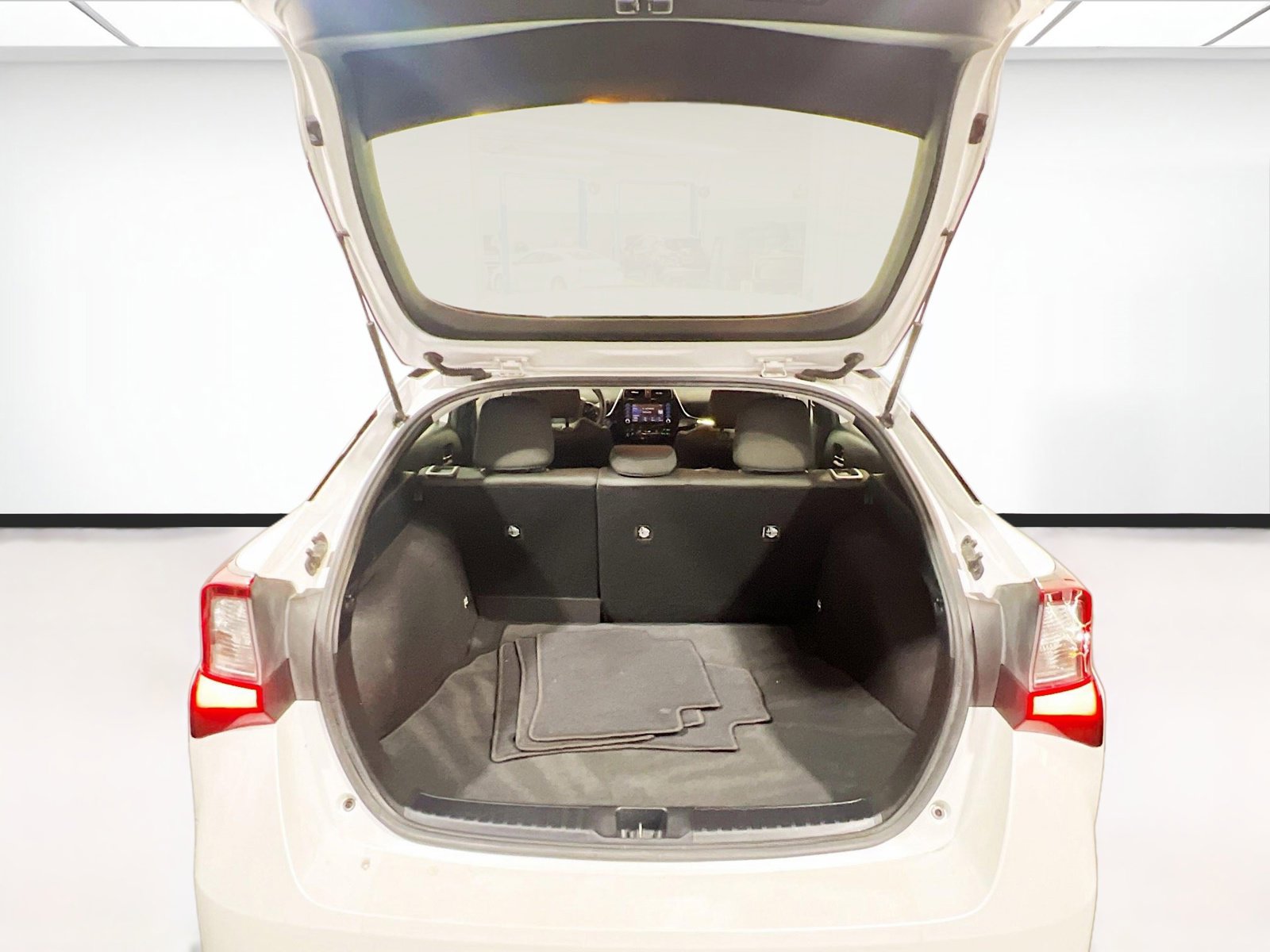 Used 2021 Toyota Prius L Eco w/ Carpet Mat Package (TMS) FWD image 17