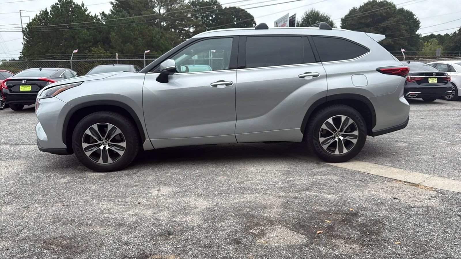 Used 2021 Toyota Highlander XLE FWD image 5