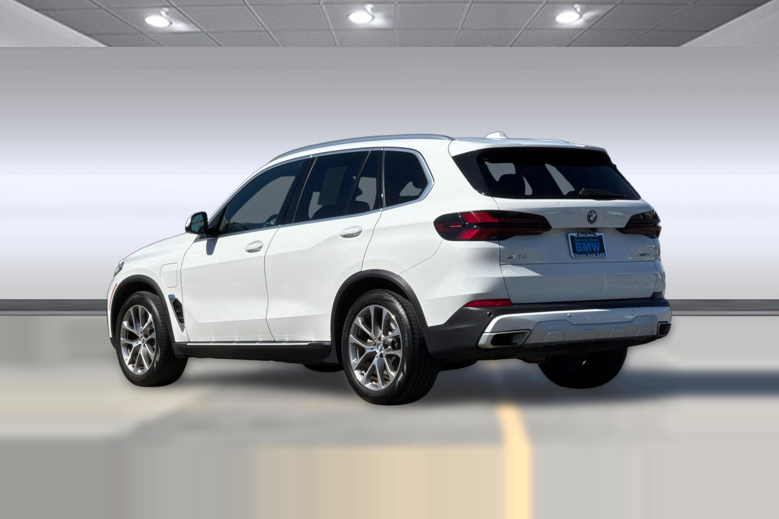 Used 2025 BMW X5 xDrive50e image 3