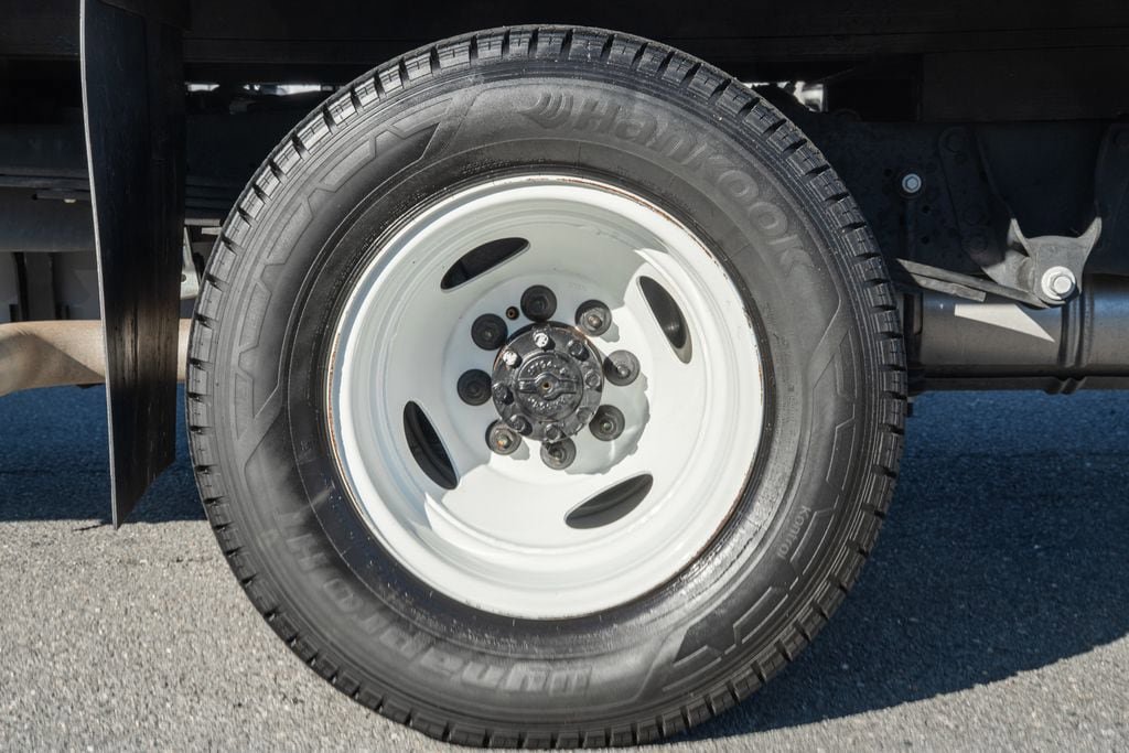 Certified 2023 Ford E-450 and Econoline 450 Super Duty w/ Power Windows & Locks Group RWD image 17