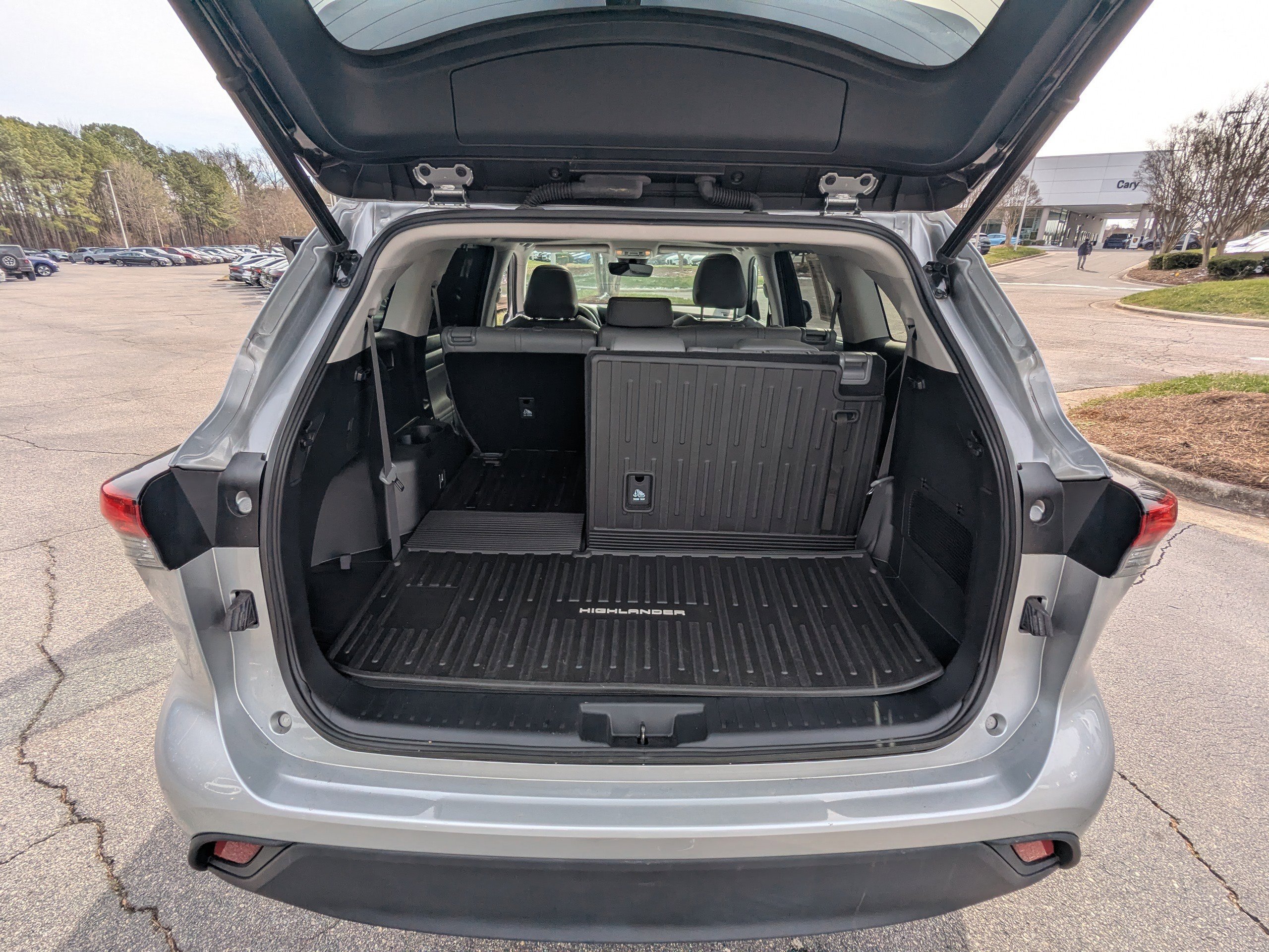 Used 2023 Toyota Highlander XLE image 16