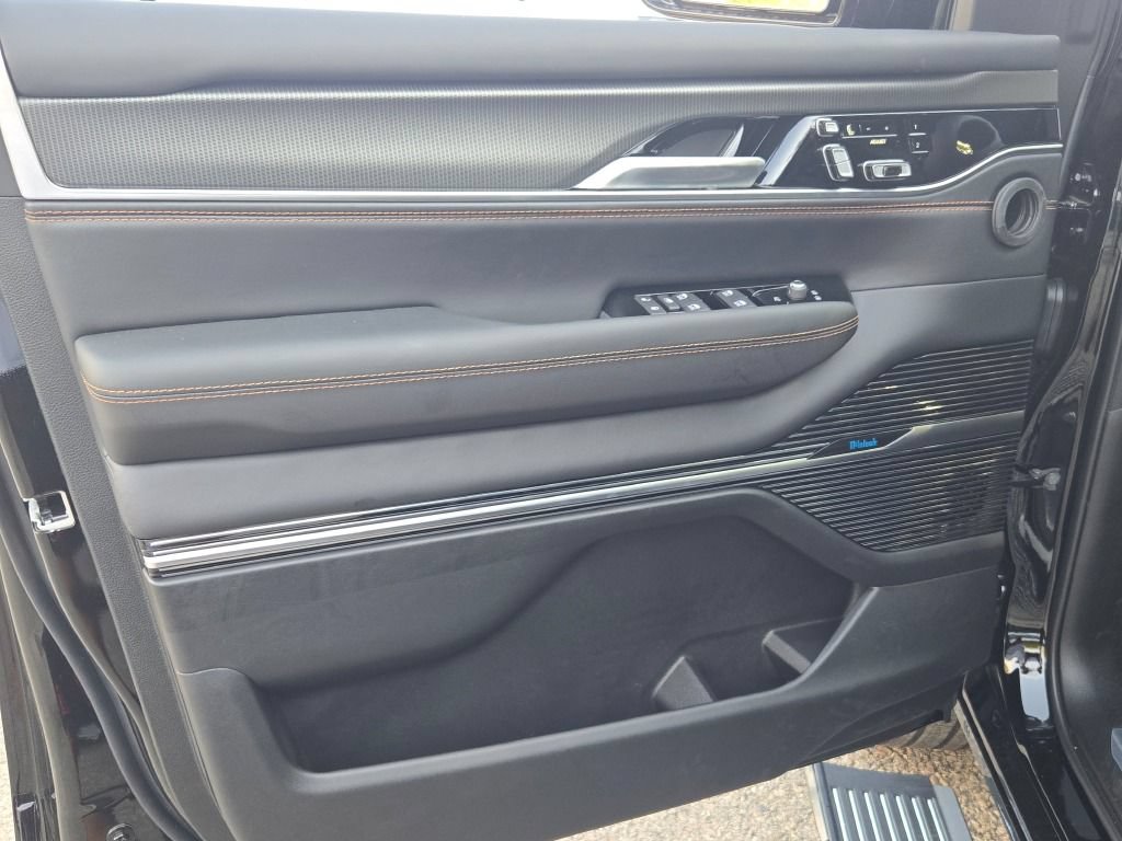 New 2026 Jeep Grand Wagoneer L Summit AWD/4WD image 30