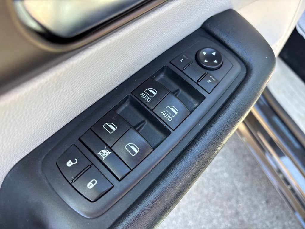 Used 2019 Chrysler Pacifica Touring-L FWD image 23