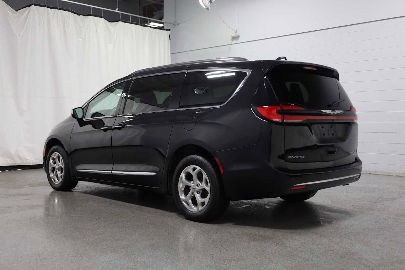 Used 2021 Chrysler Pacifica Limited AWD/4WD image 3