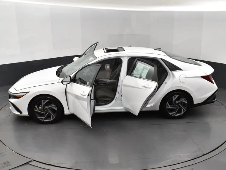 Used 2025 Hyundai Elantra SEL FWD image 7