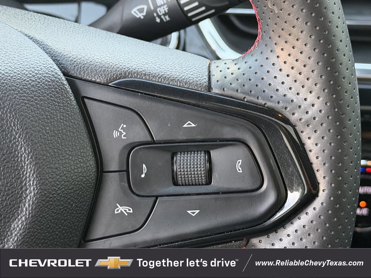 Used 2025 Chevrolet Trax RS w/ Sunroof Package FWD image 3