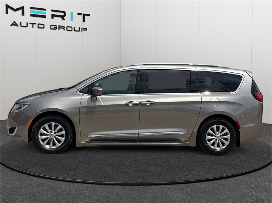 Used 2018 Chrysler Pacifica Touring-L FWD image 5