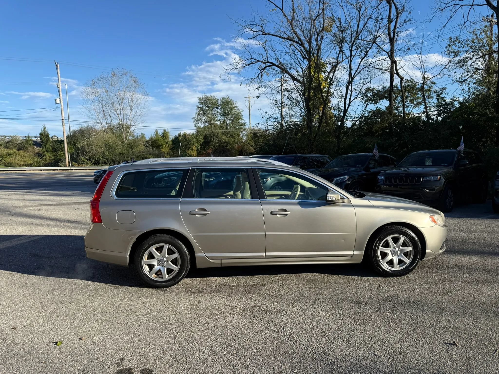 Used 2010 Volvo V70 R-Design FWD image 2